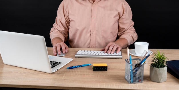 zakenman werkt met zakelijk grafiek diagram document met laptop en rekenmachine op kantoor