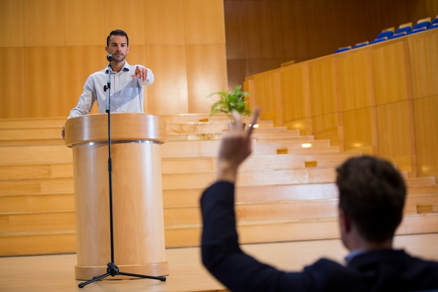 Foto zakenman wijst naar publiek tijdens het houden van een toespraak