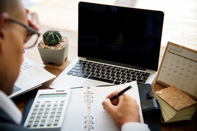 Zakenman Working Planning-berekening die op een Houten Lijst schrijven