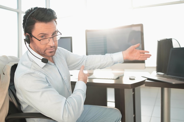 Zakenman zit aan zijn bureau in het zakencentrumhet concept van e-business