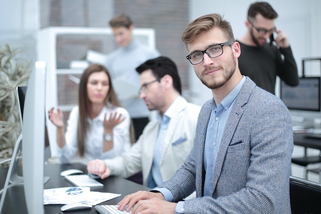 Zakenman zit aan zijn bureau mensen en technologie