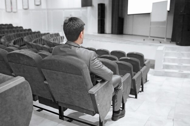 zakenman zittend in een lege conferentiezaal. zaken en onderwijs