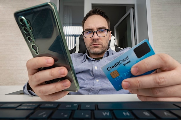 Zakenmanhand met creditcard om online te winkelen vanuit huis met laptop betaling e-commerce internetbankieren man voert de kaartgegevens op de website in