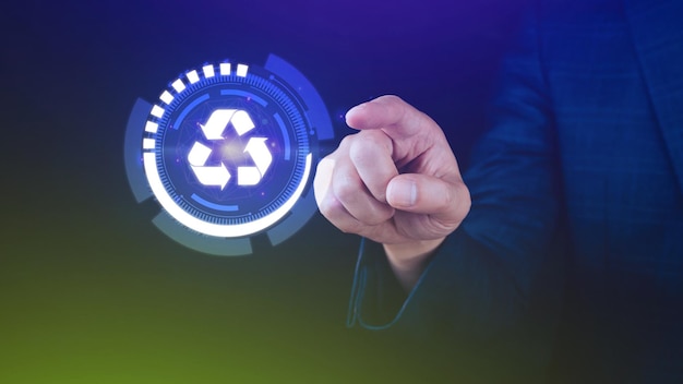 Zakenmanhand wat betreft het concept van het recyclepictogram in het scherm voor sociaal milieu en bestuur in duurzaam en ethisch zakendoen op de netwerkverbinding