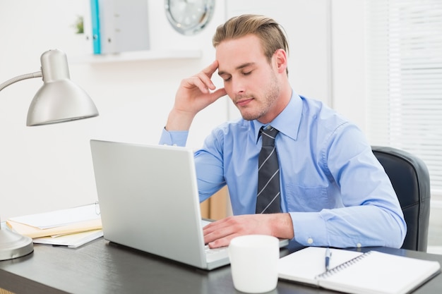 Zakenmanslaap bij zijn bureau