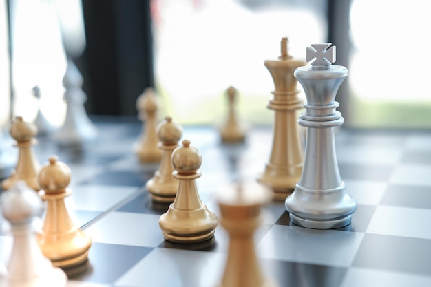Zakenmanspel met het succesbeheerconcept van het schaakspel bedrijfsstrategie en tactiekuitdaging