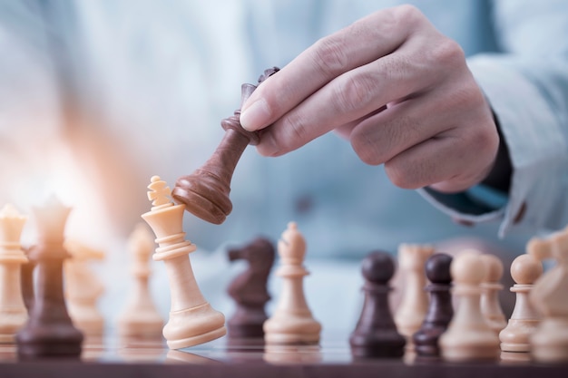 Zakenmanspel met schaakspel in het concurrentiesuccesspel, conceptenstrategie en succesvol beheer of leiderschap