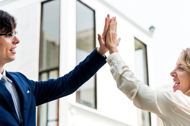 Zakenmensen die een high five samen geven