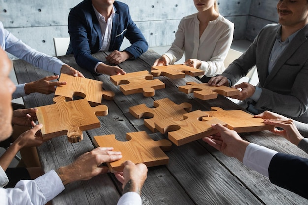 Zakenmensen en puzzelstukjes