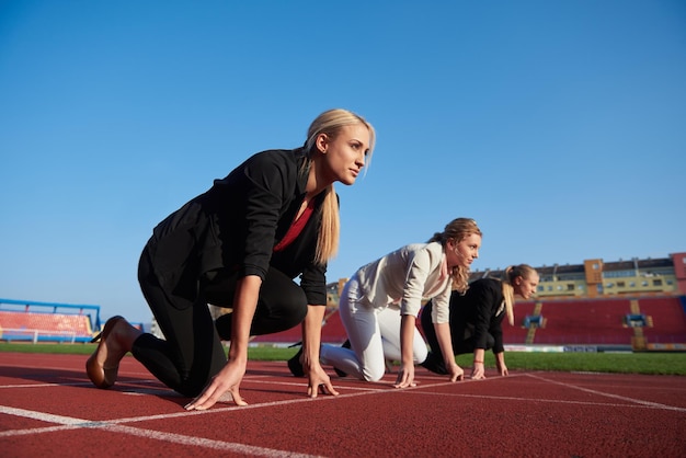 Foto zakenmensen lopen samen op racebaan