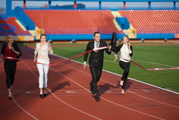 Foto zakenmensen lopen samen op racebaan