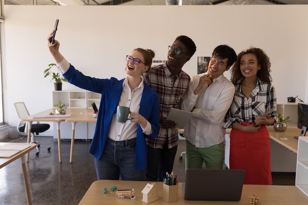 Foto zakenmensen nemen een selfie met hun mobiele telefoon.
