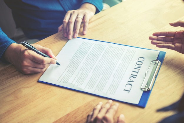 Zakenmensen onderhandelen over een contract tussen twee collega&#39;s
