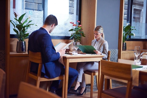 zakenmensen ontmoeten elkaar in een modern restaurant, romantisch stel aan het eten en drinken na het werk