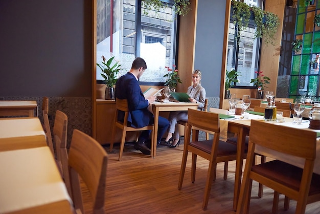 zakenmensen ontmoeten elkaar in een modern restaurant, romantisch stel aan het eten en drinken na het werk