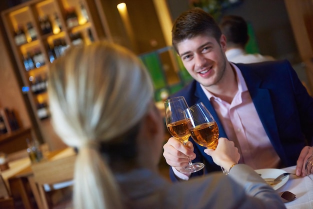 zakenmensen ontmoeten elkaar in een modern restaurant, romantisch stel aan het eten en drinken na het werk