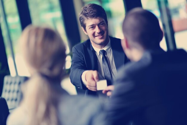 zakenmensen teamgroep op een vergadering hebben succes en sluiten een deal