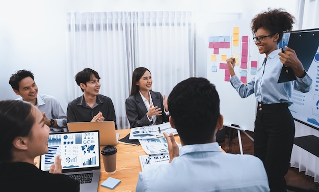 Zakenmensen vieren na een succesvolle presentatie of vergadering op het scherm van de data-analyse Happy team verzamelt zich in de kantoorkamer Cheer op samenwerking met feestelijk gebaar Concord