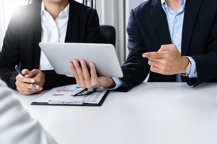 Zakenmensen werken samen en gebruiken digitale tablet op een werkplek