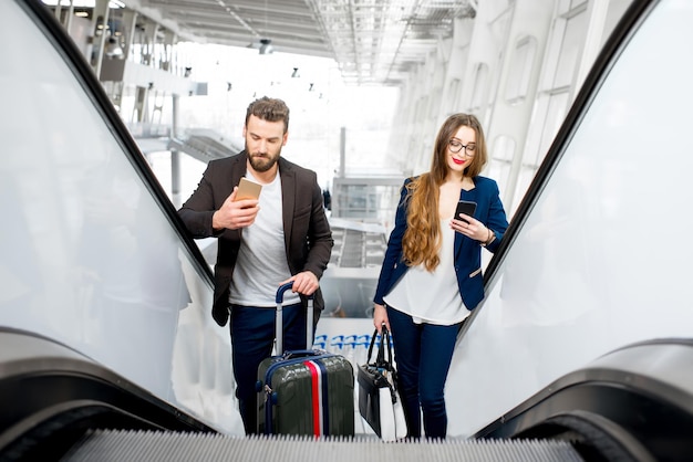 Zakenpaar op de luchthaven