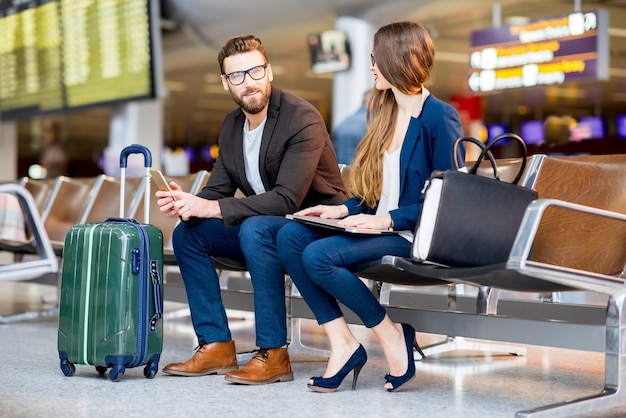 Zakenpaar op de luchthaven