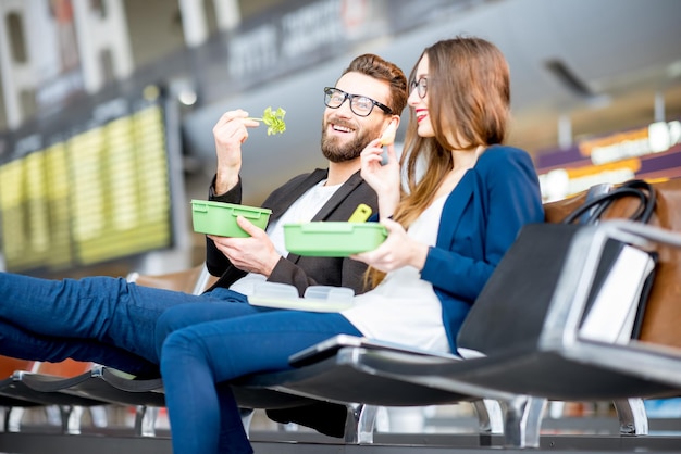 Zakenpaar op de luchthaven