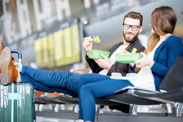 Zakenpaar op de luchthaven