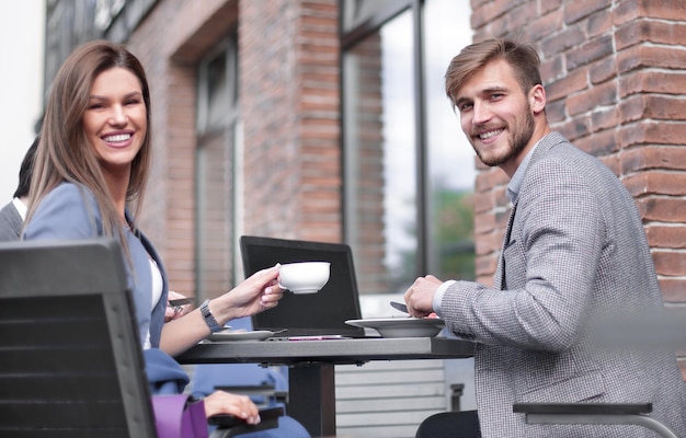 Zakenpaar op een bijeenkomst in een straatcafé