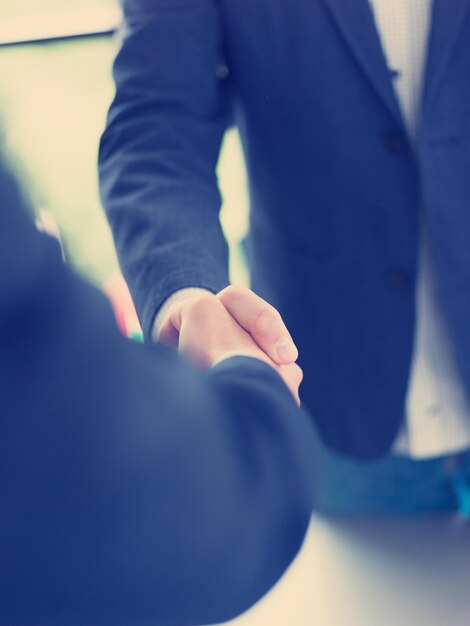 Zakenpartner Shake Hands on meetinig in modern kantoorgebouw