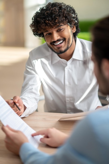 Zakenpartners bespreken de details van de koopjes