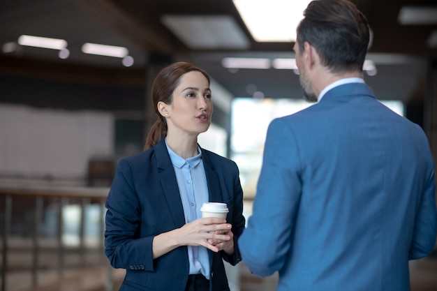 Zakenpartners met koffie op kantoor