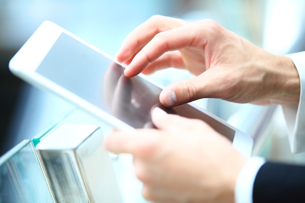 Foto zakenreizen - zakenman met behulp van digitale tablet in de vertrekhal van de luchthaven