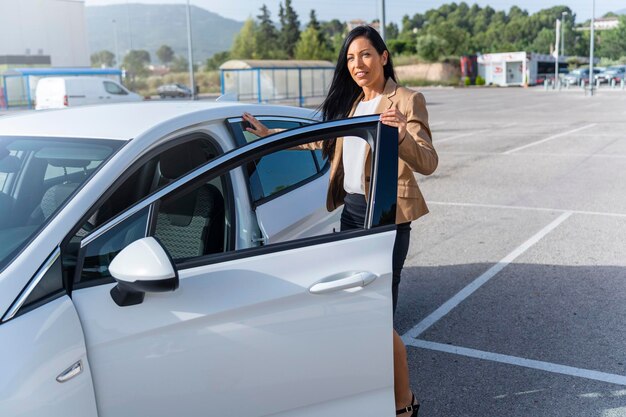 Zakenreiziger Zakenvrouw die een luxe auto huurt voor gemak