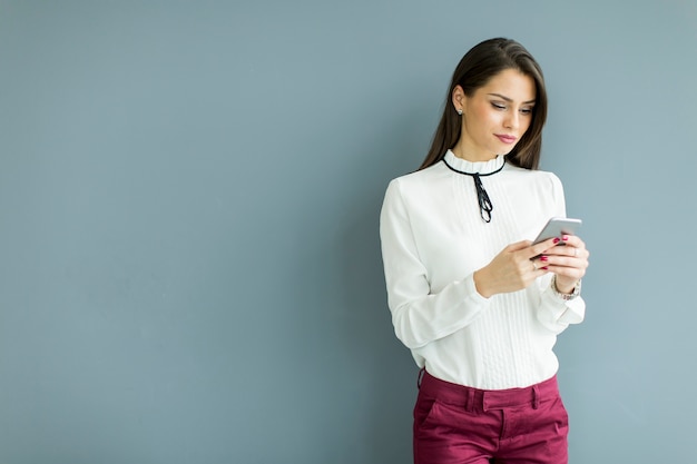 Zakenvrouw aan de telefoon