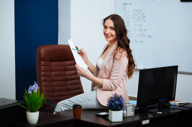 zakenvrouw aan haar bureau in het kantoor