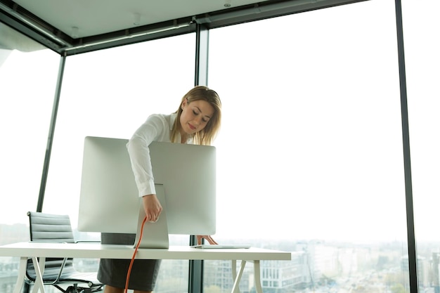 Zakenvrouw aansluiten computermonitor