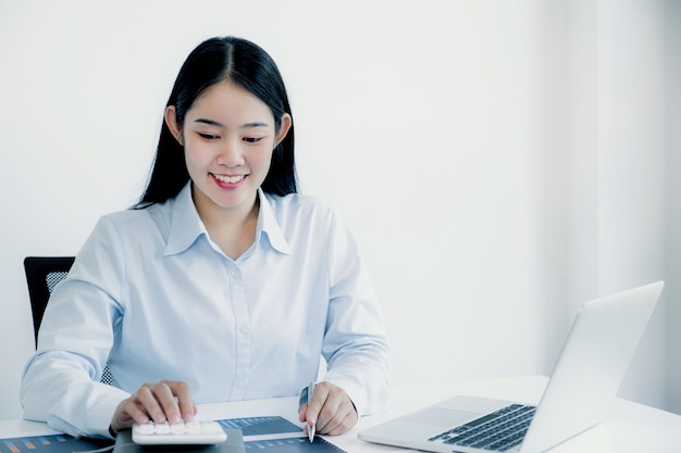 Zakenvrouw analyseert de grafiek met laptop op het thuiskantoor voor het stellen van uitdagende zakelijke doelen en het plannen om het nieuwe doel te bereiken.