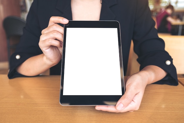 zakenvrouw bedrijf en een zwarte tablet-pc met lege witte desktop scherm tonen