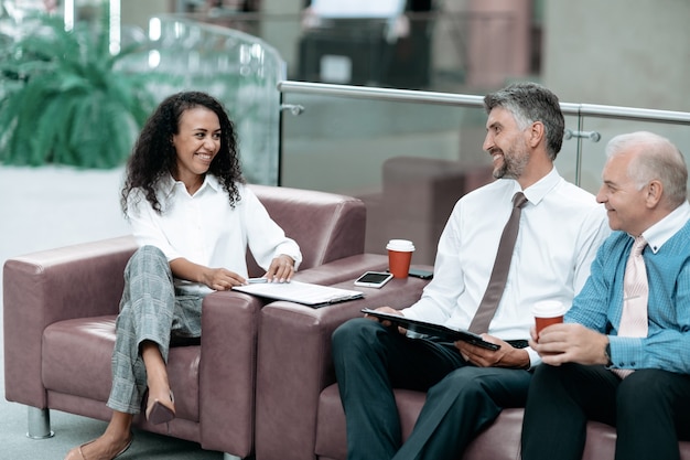 Zakenvrouw bespreekt een nieuw contact met haar zakenpartner