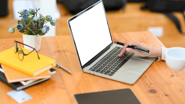 Zakenvrouw bezig met laptopcomputer typen op toetsenbord doet haar online werk op kantoorruimte