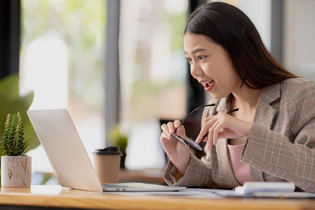 Zakenvrouw chatten met zakenpartner via videogesprek op laptop ze ontmoet partner over planningsactiviteiten en financiën van een gezamenlijk opstartend bedrijf Bedrijfsadministratieconcept