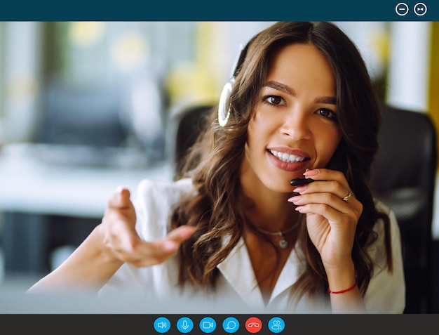 Foto zakenvrouw deelnemen aan virtuele verre onderhandelingen met collega's via teleconferentie