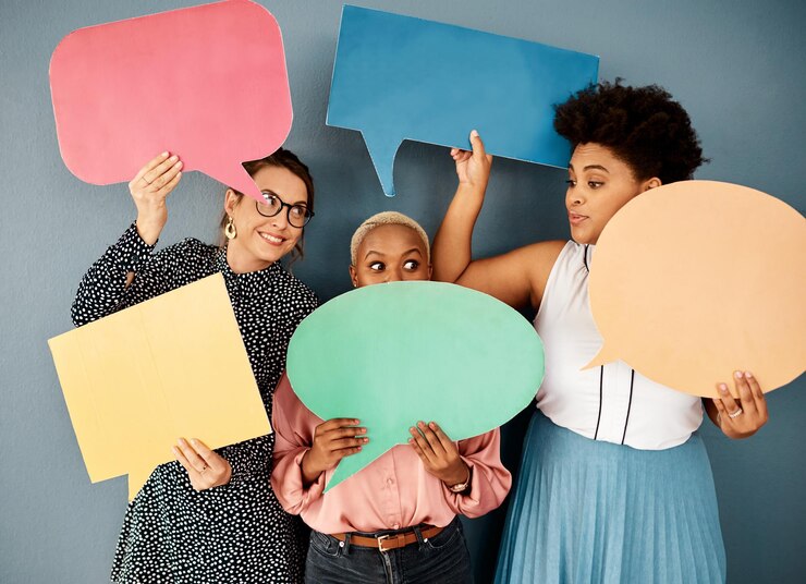 Foto zakenvrouw denken en spreken bubbels op de achtergrond van de muur met leuke netwerken en communicatie mensen bedekken het gezicht voor citaten mening of feedback voor poster mockup chat of sociale media in de studio