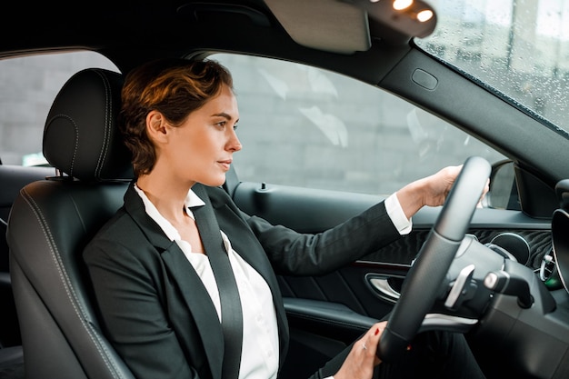 zakenvrouw die een auto rijdt