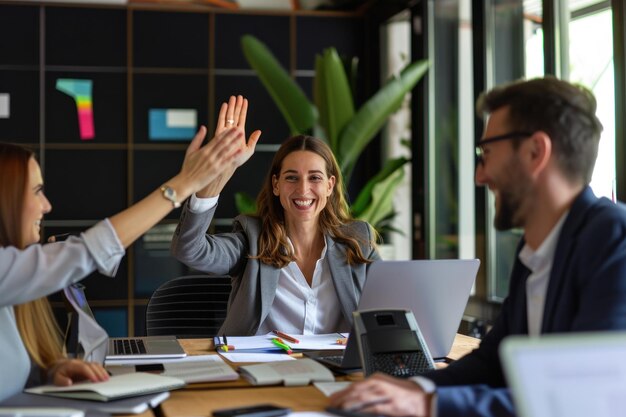 Zakenvrouw die een high five geeft aan mannelijke collega bij het ontmoeten van persoon op het werk