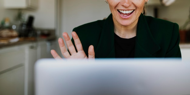 Zakenvrouw die een videoconferentie heeft met collega's tijdens de quarantaine van het coronavirus