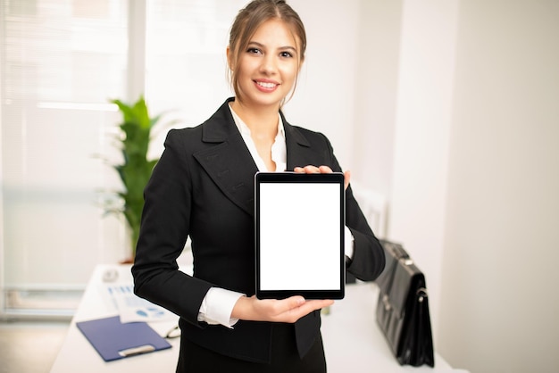 Zakenvrouw die het scherm van haar tablet toont