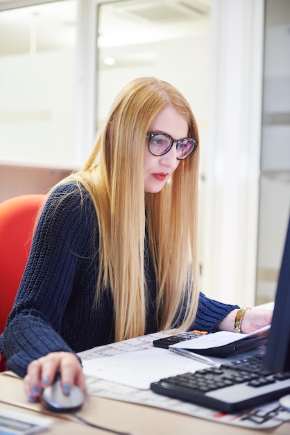 zakenvrouw die op de computer werkt op een modern kantoor