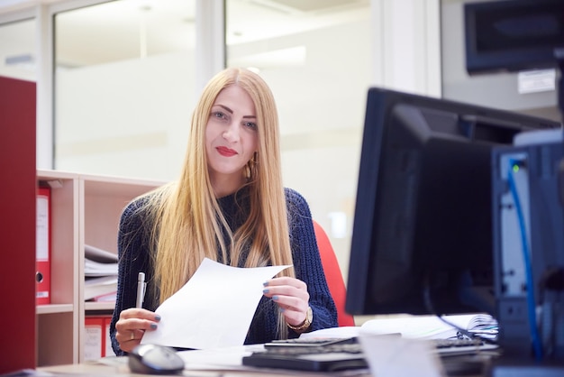 zakenvrouw die op de computer werkt op een modern kantoor