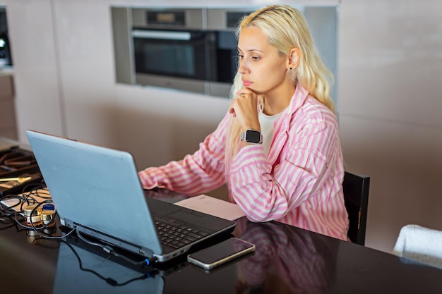 Zakenvrouw die op laptop thuis in quarantaine werkt. Hoge kwaliteit foto